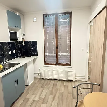 Large With Equipped Kitchen Near Paris